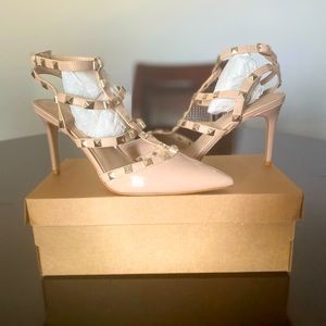 9 1/2 new with out tag Mix No. 6 pointed toe pumps 3 1/2 inch heels, nude color.